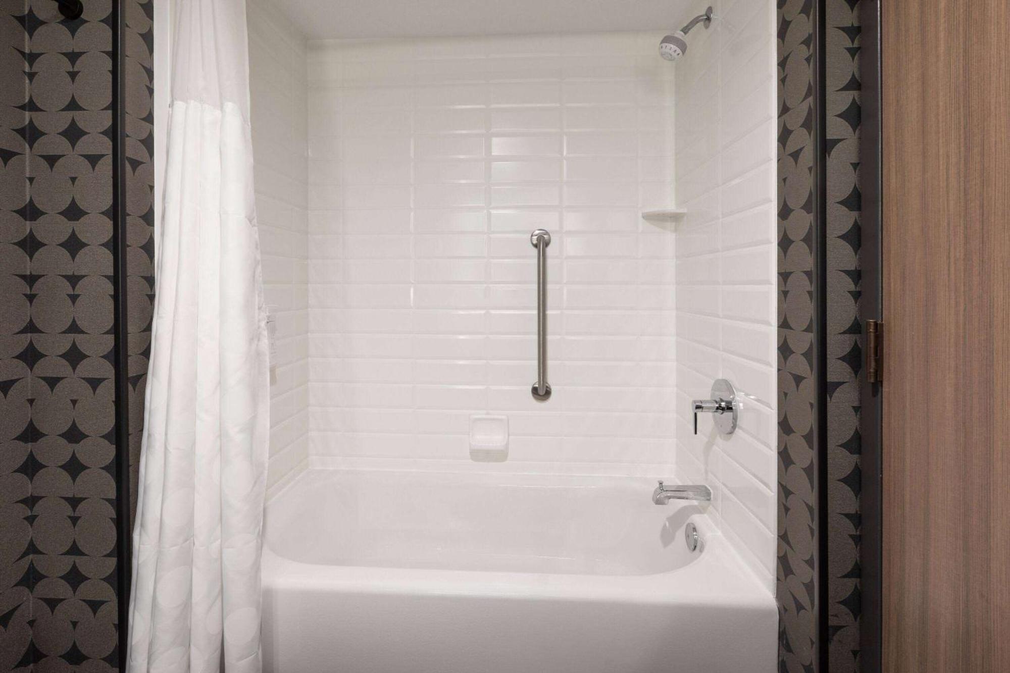 Riverbend Hotel And Suites, Trademark Collection By Wyndham Ashtabula Buitenkant foto