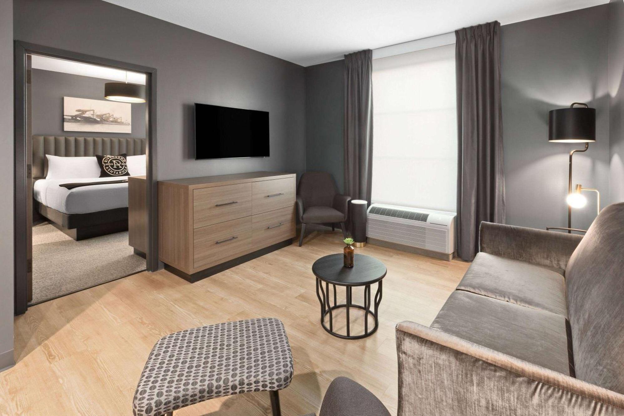 Riverbend Hotel And Suites, Trademark Collection By Wyndham Ashtabula Buitenkant foto